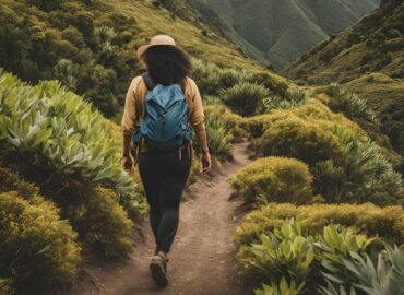 femme avec un chapeau qui fait une randonnée en montagne